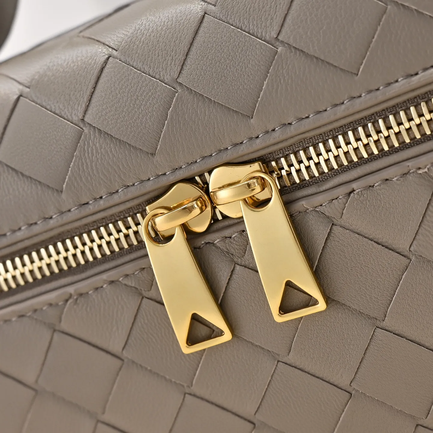 Batch 1360 Bottega Veneta 24 spring and summer woven zipper crossbody bag. A crossbody bag that can be used as a cosmetic bag. The exquisite weaving and compact body are an indispensable accessory for the upcoming summer. The double zipper also better protects the bag. It has a large capacity. If you like it, don’t miss it. Style number: 9109 Size: 22*12.5*5cm